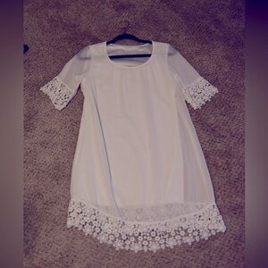 White sheath dress with flower details. 100% clean no flaws size sm unbrandeded